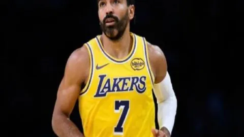 “枪手3-2惊险击败曼联，青训军团联手逆袭！阿森纳冠军之路再进一步！”